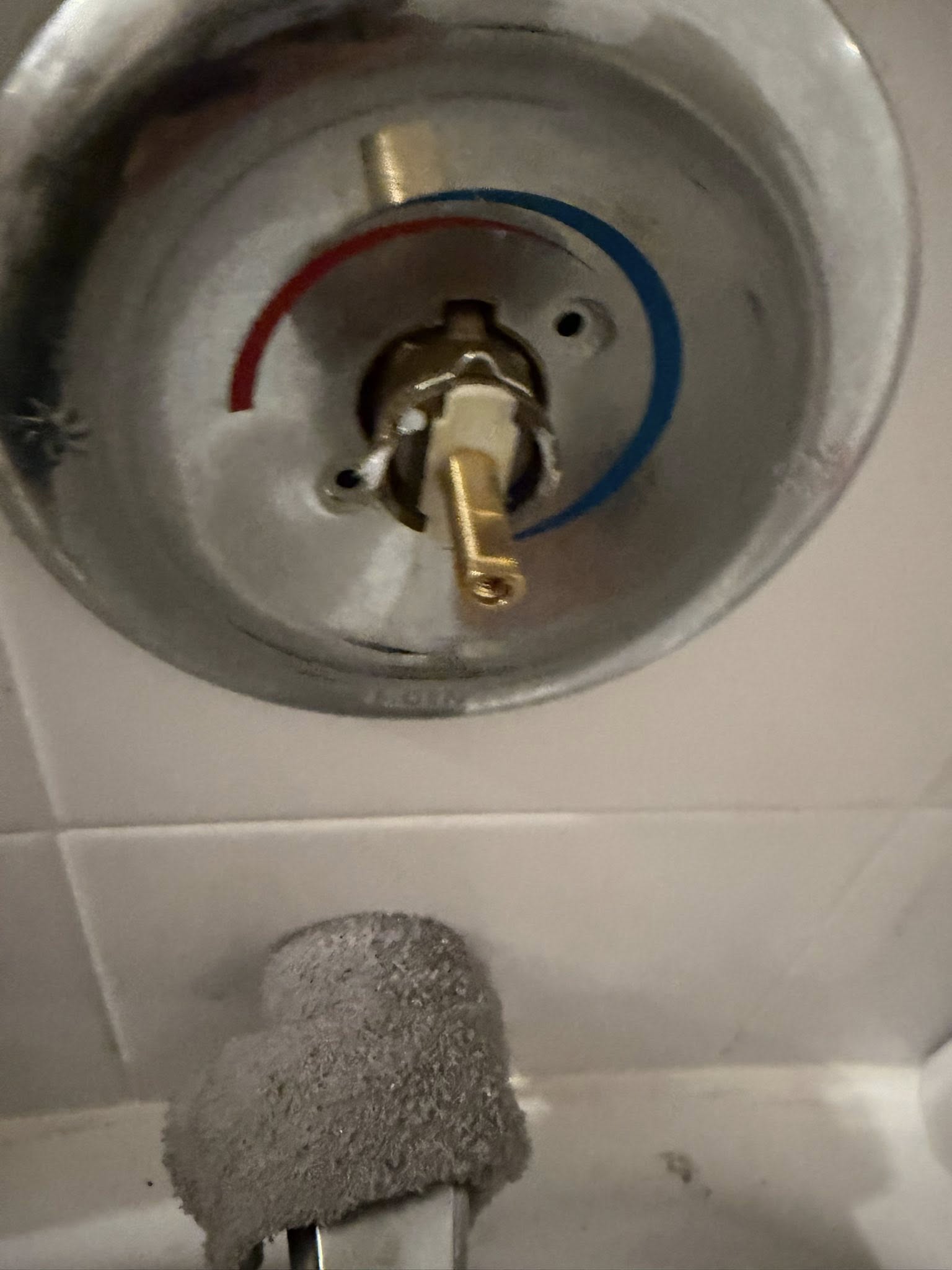 🚿 Constantly Running Bathtub Faucet? We Can Fix That!